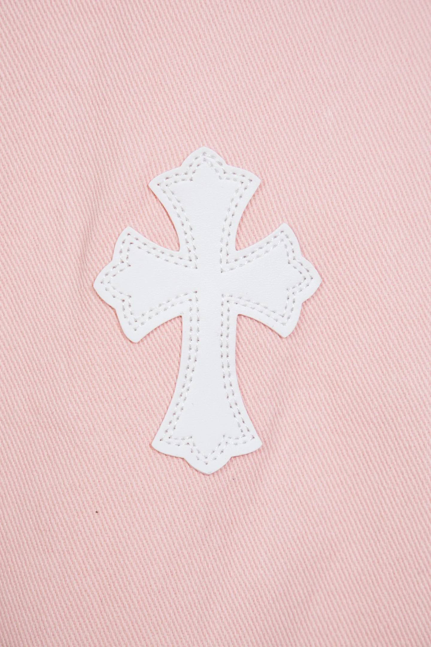 P270 Top version CH Chromehearts 2025 new limited edition white cross patchwork leather couple style washed loose pink jeans 💜 Top ceiling quality Styles with different washed textures, very friendly to people with thin legs and thick legs, straight and loose version very flattering leg shape Timeless moderate length, easy to match with casual, basic styling for various styles, a must-have in the wardrobe! The fabric is stiff but also makes the upper body soft without losing texture. The washing process is even more perfect. It is a must-have item for everyone! ! ! Washed wheat, hang tag, pants label, complete with three labels, color: pink, size: 28, 30, 32, 34